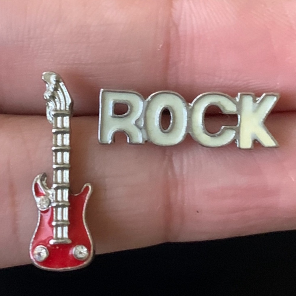 Rock & Roll stud earrings 🎧🎸